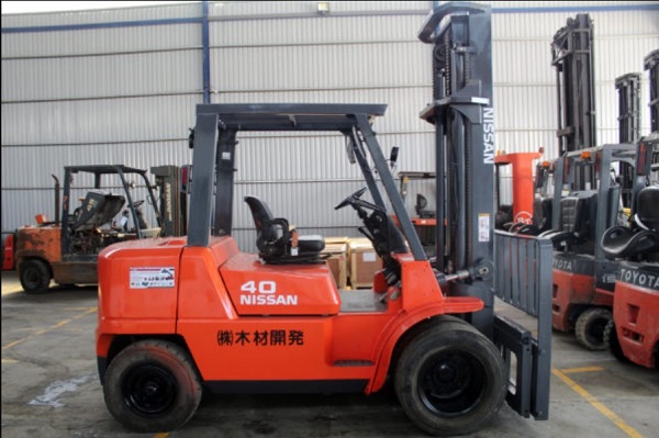 xe nâng dầu nissan 4 tấn