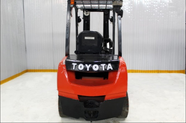 xe nâng dầu toyota 3 tán