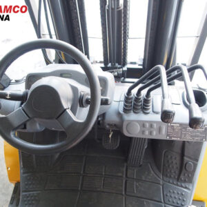 khoang lái xe nâng dầu komatsu 3 tấn