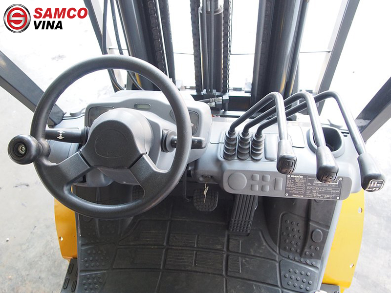 khoang lái xe nâng dầu komatsu 3 tấn