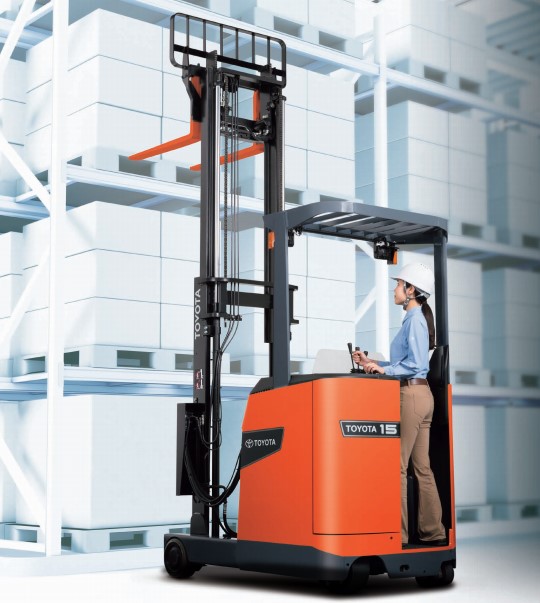 tính năng xe nâng đứng lái