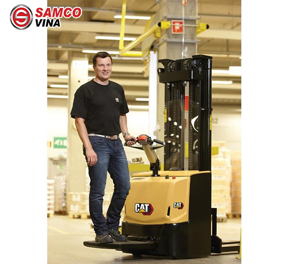 xe nâng caterpillar stacker