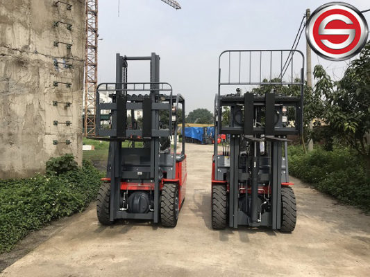 xe nâng chui container