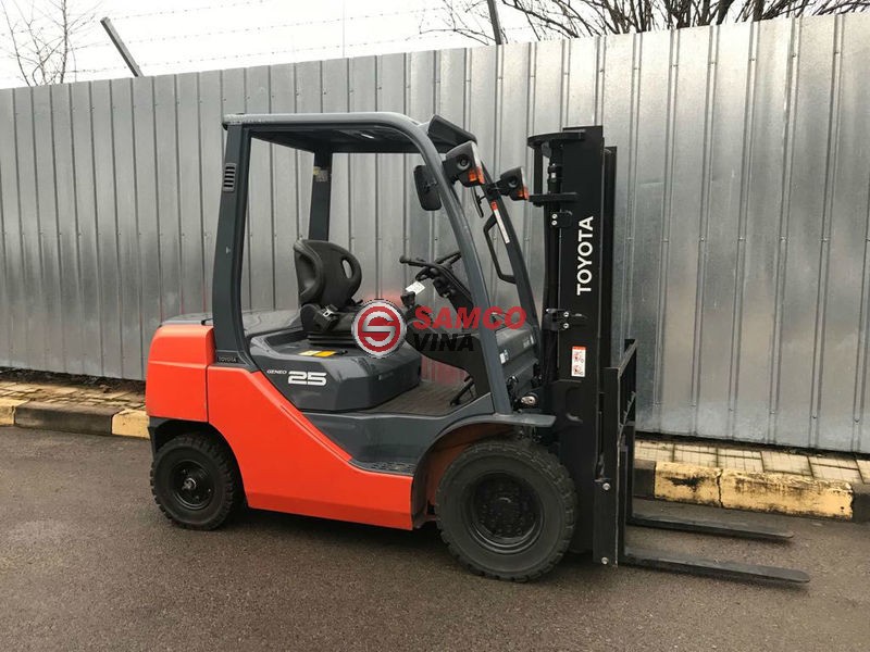 Xe nâng dầu Toyota 2.5 tấn 8FD25 Samco Vina