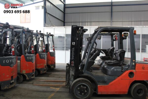 xe nâng hàng mới