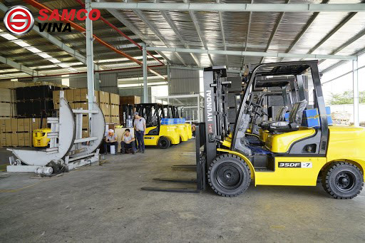 chọn xe nâng dầu 2 tấn hay điện 2 tấn