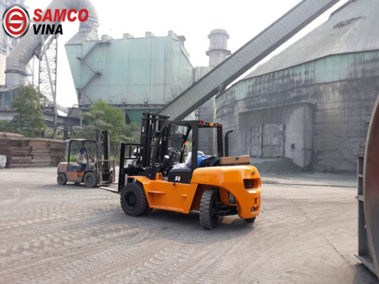 so sánh xe nâng dầu 2 tấn và xe nâng điện 2 tấn