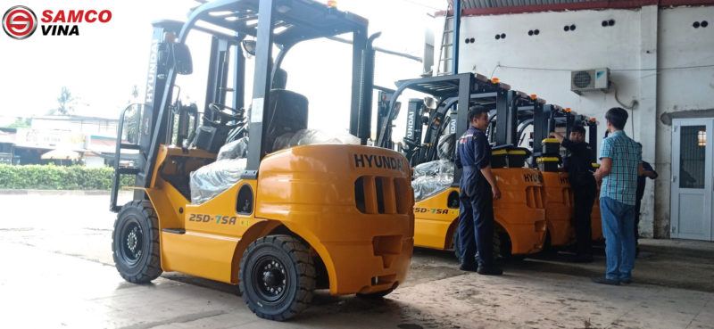 xe nâng động cơ dầu