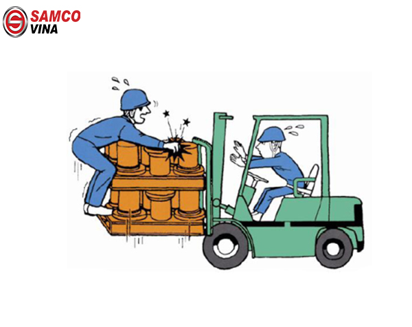 đảm bảo không có người xung quanh