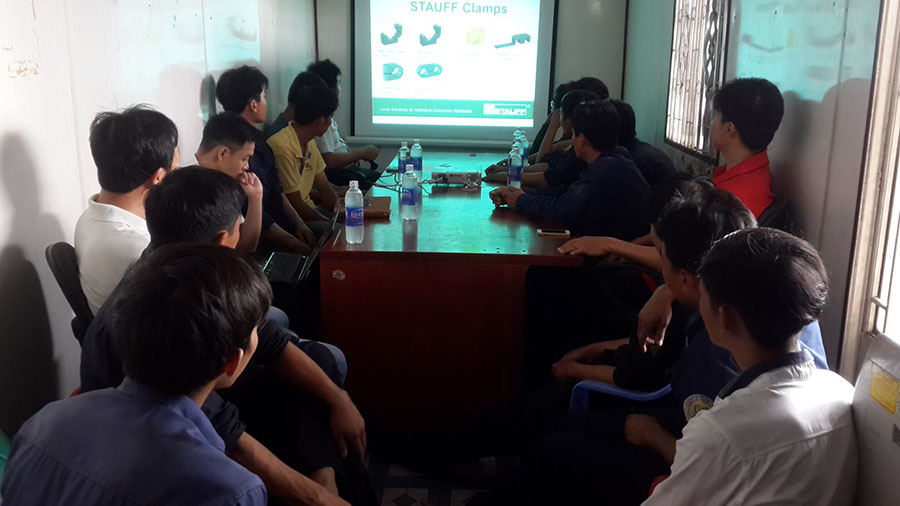 nhân viên nghe thuyết giảng về cách vận hành