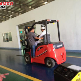 Xe nâng điện ngồi lái dễ dàng sử dụng trong các nhà kho