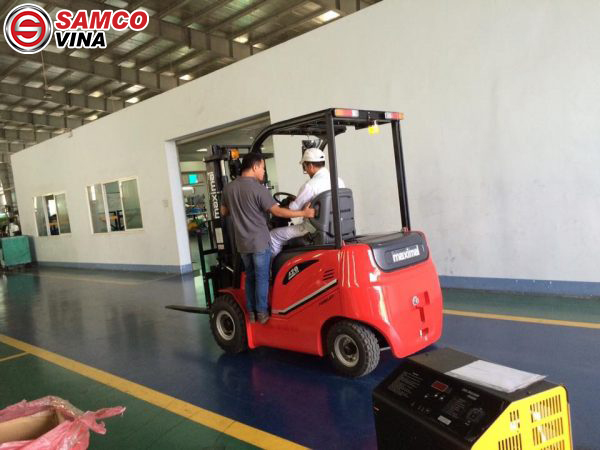 giá xe nâng điện ngồi lái