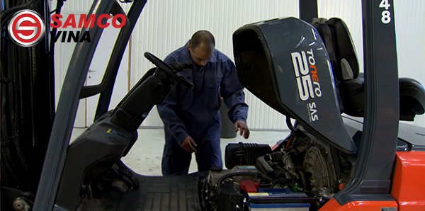 Kiểm tra nắp cabo xe nâng