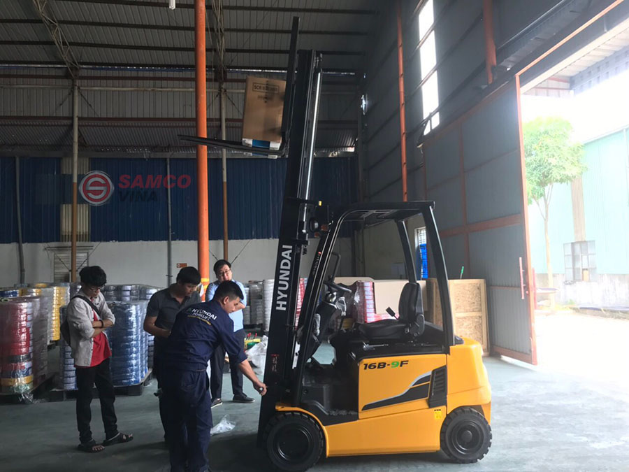 khách hàng đến samcovina để tham khảo thuê xe nâng