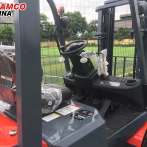 khoang lái xe nâng 2 tấn