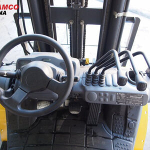 khoang lái xe nâng dầu komatsu 2.5 tấn