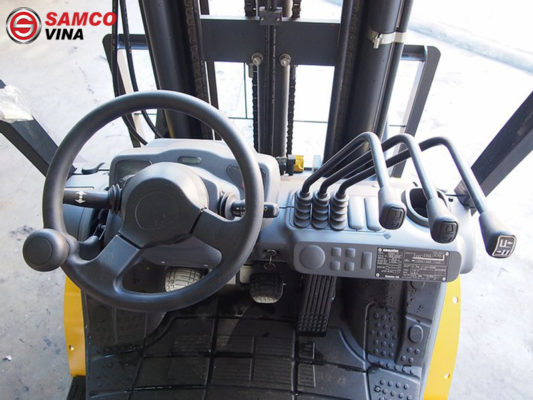 khoang lái xe nâng dầu komatsu 2.5 tấn