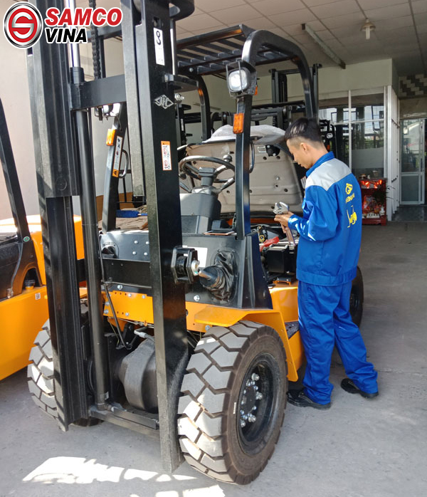 kiểm tra ắc quy xe nâng