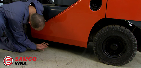 Kiểm tra gầm xe nâng