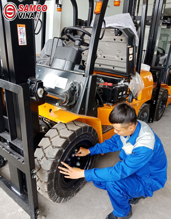 kiểm tra lốp xe nâng