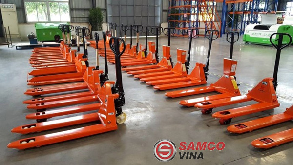 Xe nâng tay 5 tấn tạo điều kiện thuận lợi cho việc nâng hàng