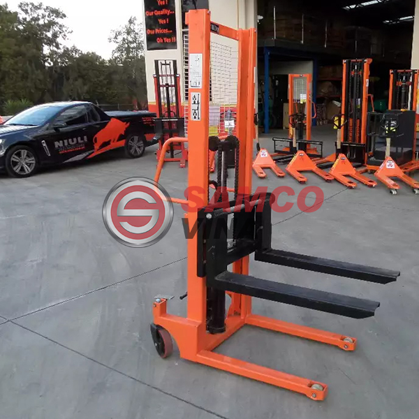 xe nâng tay cao 1 tấn