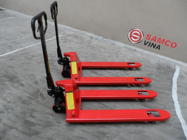 Xe nâng tay thấp 2.5 tấn giúp doanh nghiệp gia tăng năng suất vận chuyển