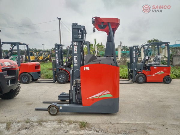 Xe nâng đứng lái có đối trọng động cơ điện