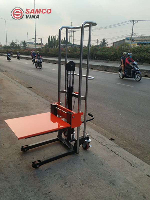 Xe nâng tay cao có thể chịu được trọng lực lớn lên đến 400kg