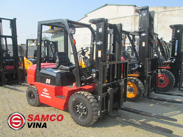 Kiểm tra các bộ phận như lốp xe, càng nâng, trục nâng, buồng lái