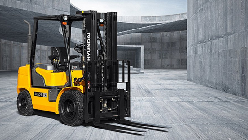 Sử dụng Forklift truck cho rất nhiều các công việc liên quan đến vận chuyển hàng hóa