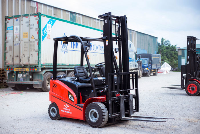 Xe nâng sử dụng động cơ