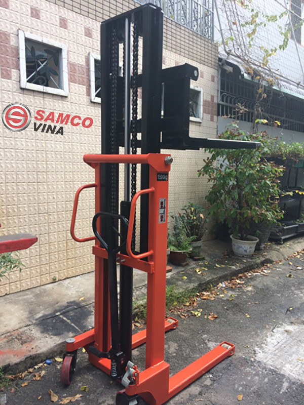 Xe nâng tay giúp tiết kiệm chi phí, thời gian vận chuyển