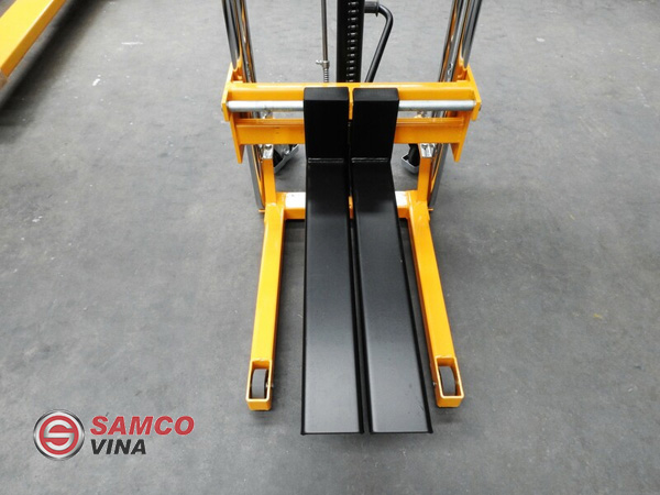 Xe nâng tay cao mini giải pháp nâng hàng hiệu quả cho các kho nhỏ