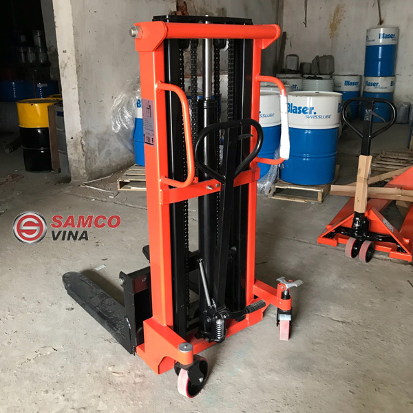 Xe nâng tay cao 3m thường được sử dụng trong nhiều nhà máy