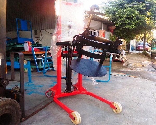 Một mẫu xe nâng thùng phuy trên thực tế