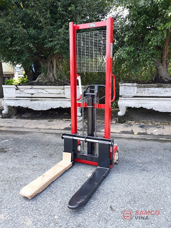 Một mẫu xe nâng tay cao trên thị trường