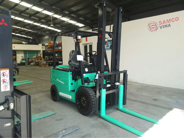 Xe nâng điện ngồi lái 4 bánh