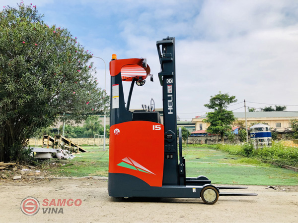 Xe nâng điện đứng lái