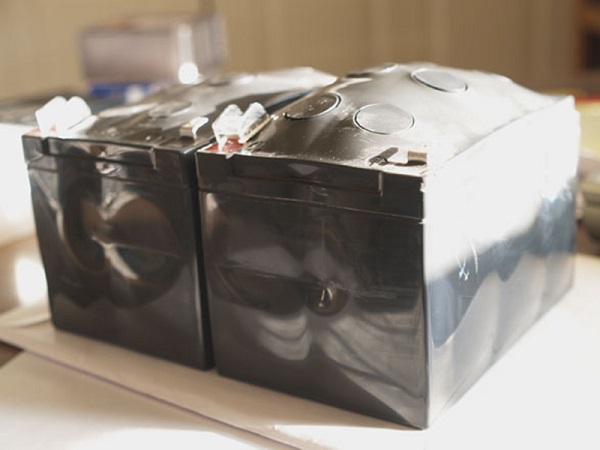 Bình ắc quy ô tô bị phồng, cầu cọc nứt vỡ, rò rỉ