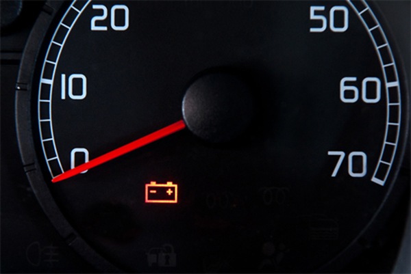Đèn cảnh báo ắc quy trên đồng hồ taplo báo sáng