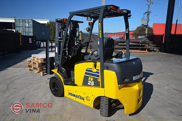 Xe nâng điện 2 tấn dùng để vận chuyển, nâng dỡ hàng hóa, vật liệu