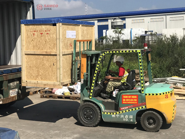 Xe nâng đóng vai trò vô cùng quan trọng trong việc nâng hạ, di chuyển, đóng hàng thiết bị