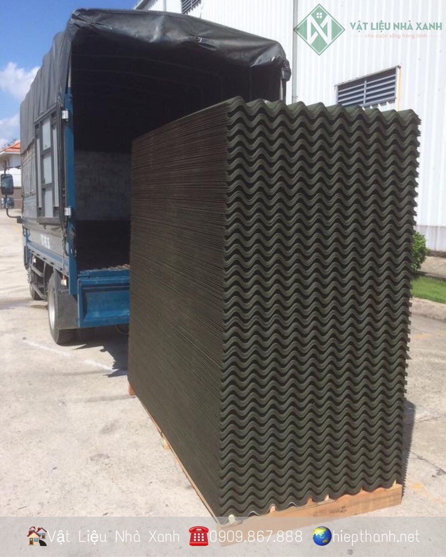 hàng tấm onduline chuẩn bị nâng lên xe thùng giao tới côg trường xây dựng