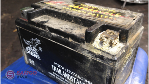 Bình ắc quy bị hỏng do rất nhiều nguyên nhân xảy ra trong quá trình sử dụng