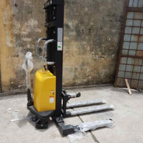 Xe nâng bán tự động chân khuỳnh