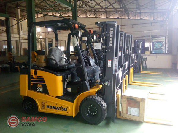 Xe nâng điện 2 tấn được ứng dụng trong kho bãi, xưởng