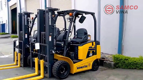 Bộ kẹp tròn (roll clamp attachment) của xe điện 2 tấn