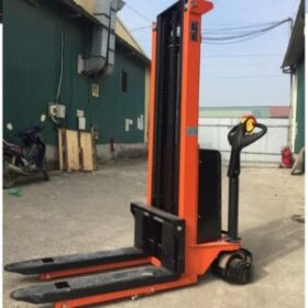 Xe nâng bán tự động phổ biến