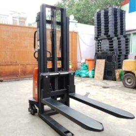 Xe nâng bán tự động chuẩn